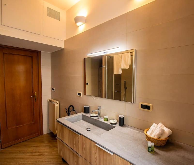Dimora Al Colosseo, 2 Bedrooms Rome Exterior photo